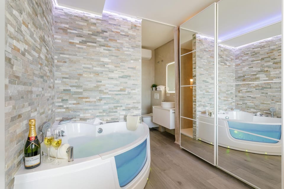 Hot Tub, Bathroom, Bedroom