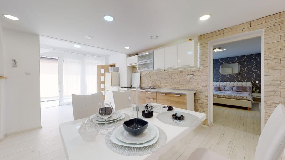 Kitchen or kitchenette, Dining area