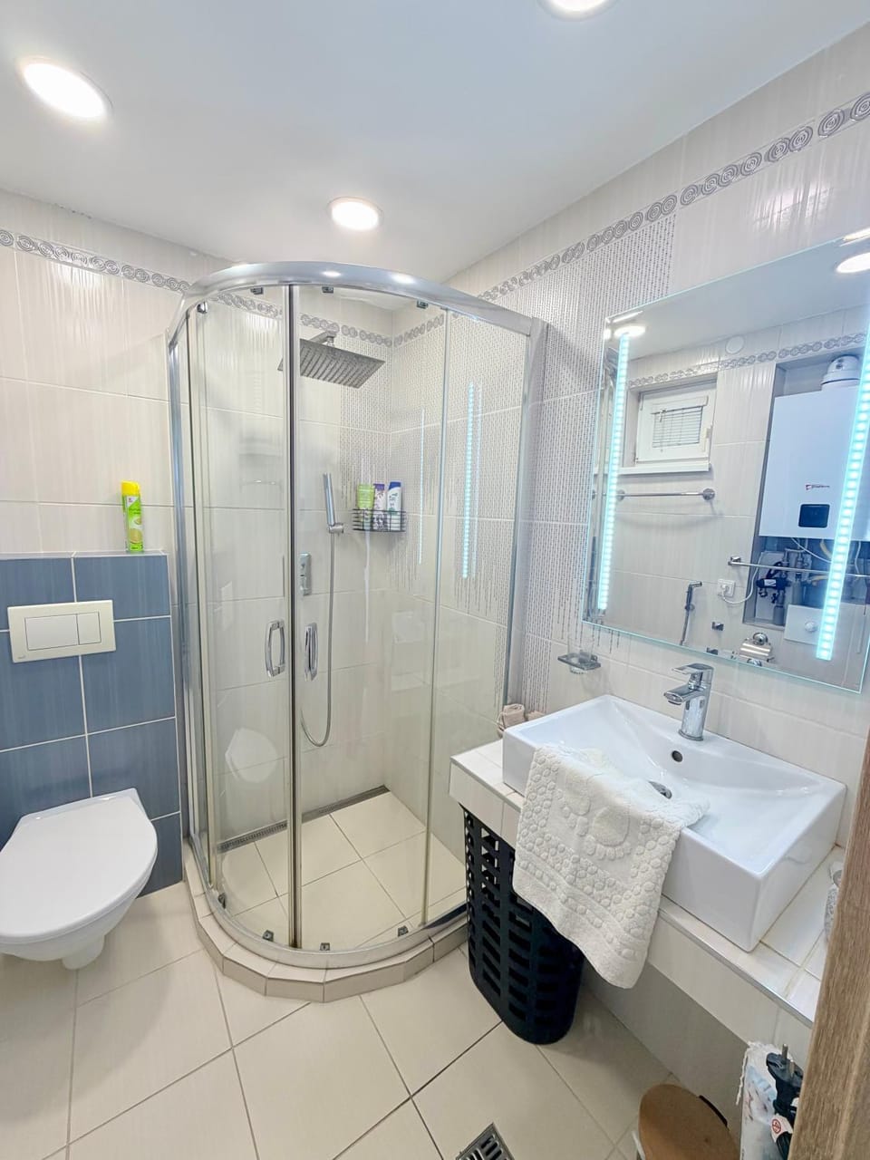 Shower, Toilet, Bathroom, towels