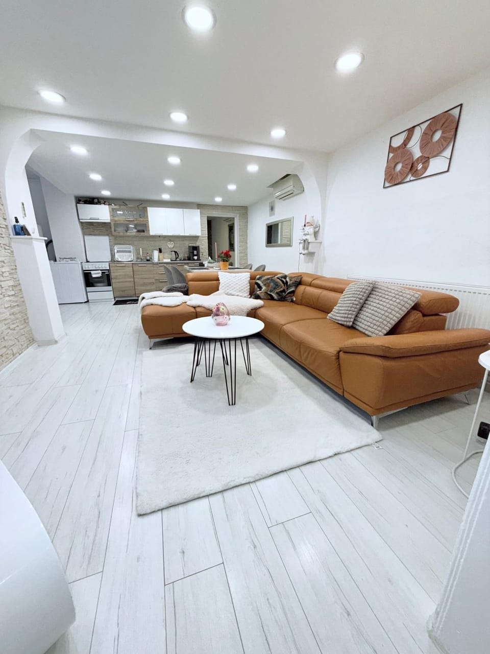 Kitchen or kitchenette, Living room, Seating area, Dining area