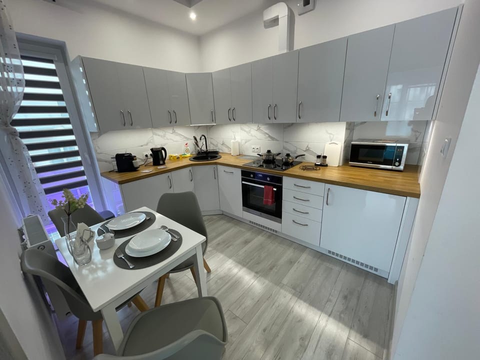 Coffee/tea facilities, Kitchen or kitchenette, Dining area, dishwasher, microwave, oven, stove, kitchen