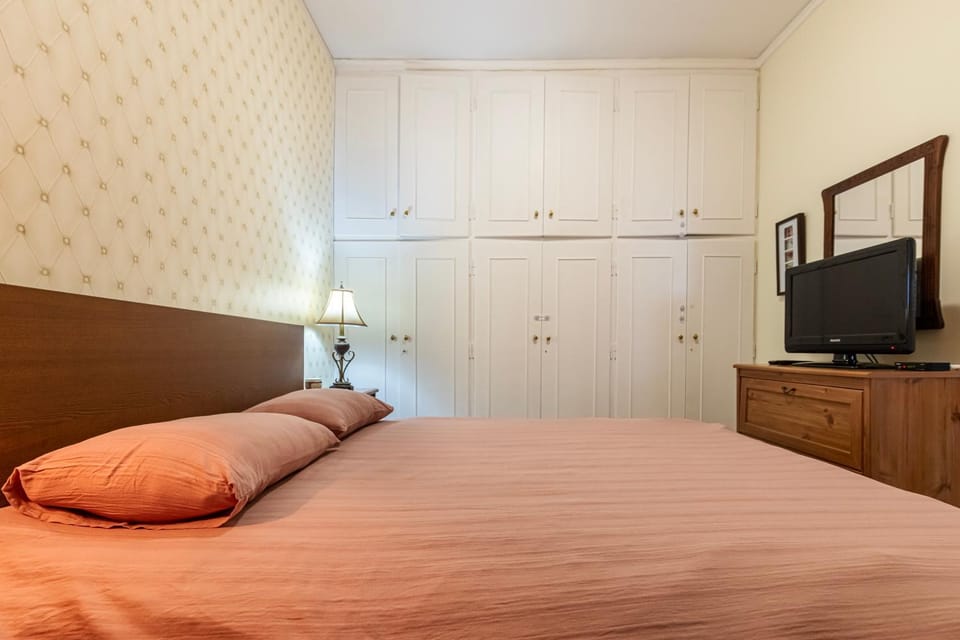 Bed, TV and multimedia, wardrobe