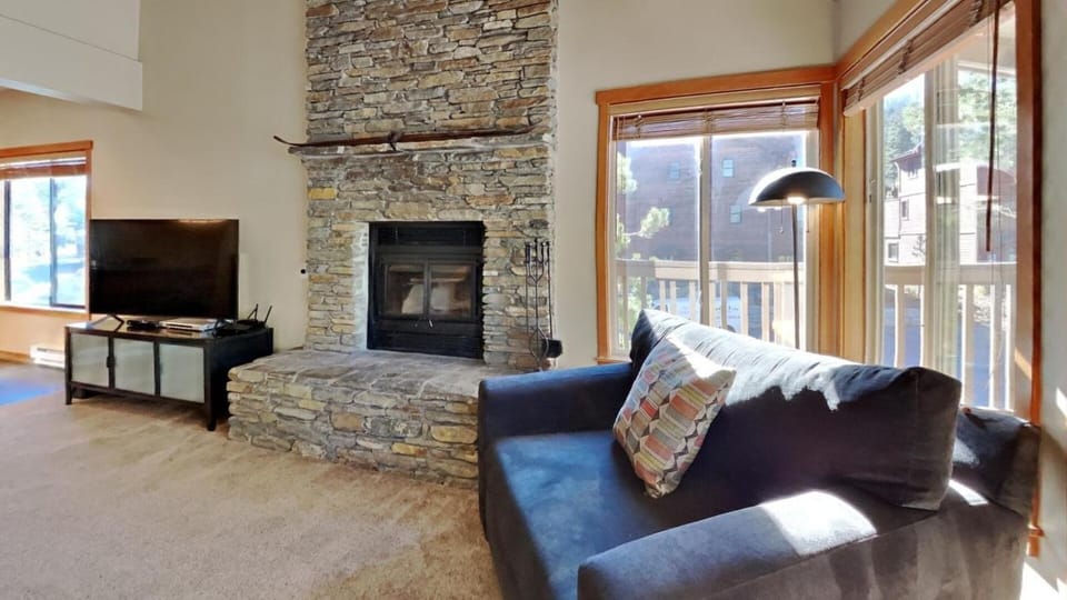 Beautifully Remodeled 4 Bedroom Condo with Loft! Closest to Ski Adventure! Snowbird 201 Apartment in Mammoth Lakes