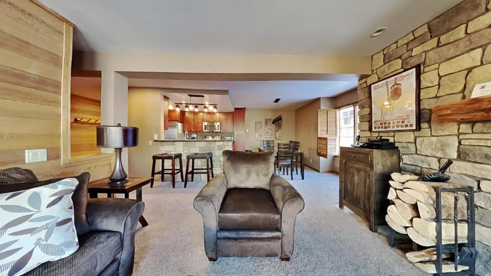 Slopeside Deluxe 2 Bdrm Condo with Underground Parking! Sierra Megeve 25 Apartment in Mammoth Lakes