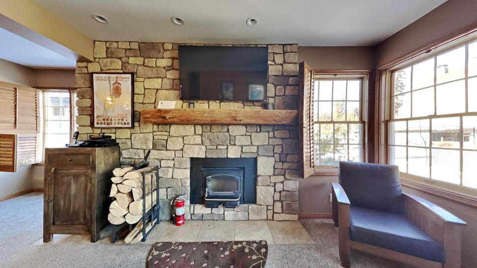 Slopeside Deluxe 2 Bdrm Condo with Underground Parking! Sierra Megeve 25 Apartment in Mammoth Lakes