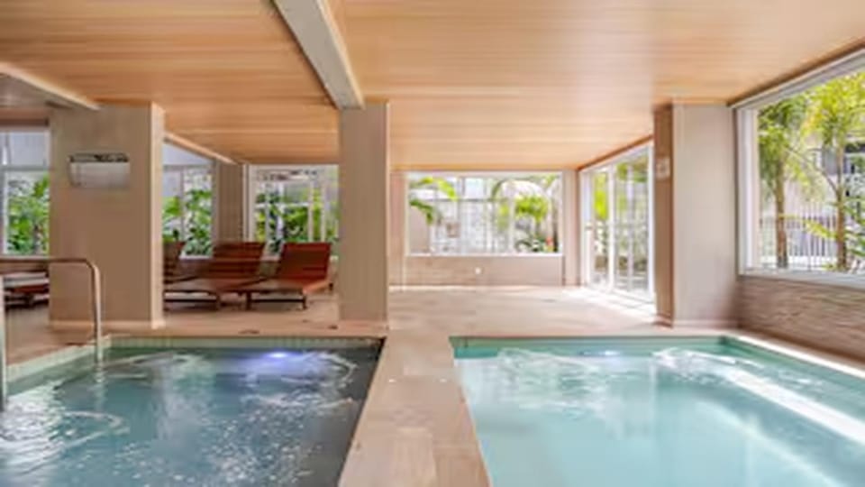 Shower, Property building, Hot Spring Bath, Sauna, Steam room, Bathroom, Swimming pool, heating, sunbed
