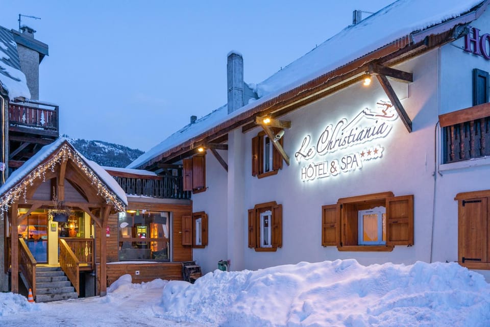 Property building, Facade/entrance, Winter, Parking