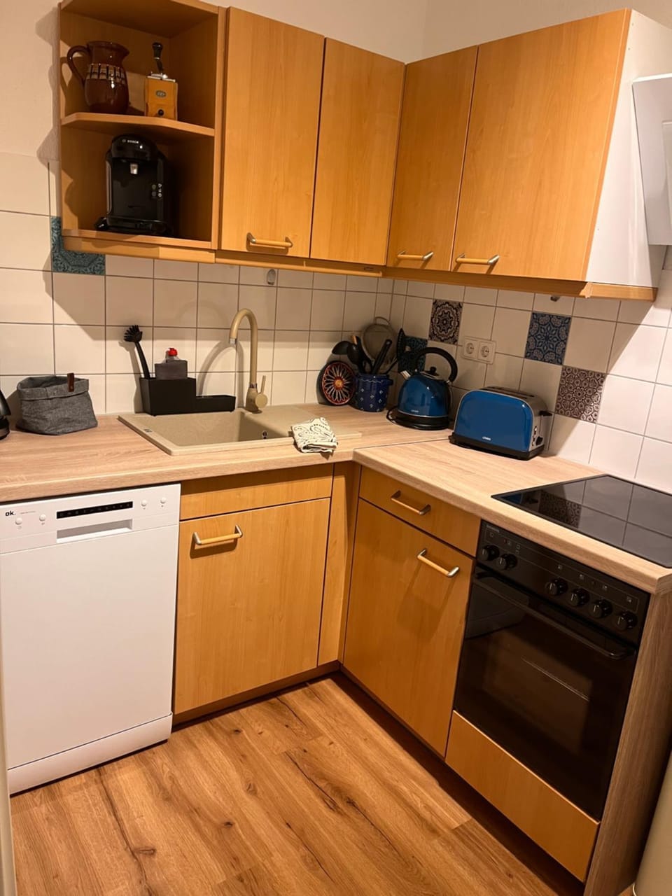 Coffee/tea facilities, Kitchen or kitchenette, dishwasher, oven, stove, toaster