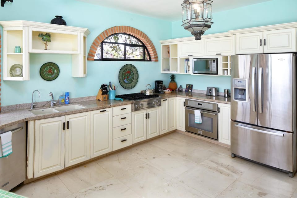 Kitchen or kitchenette, dishwasher, minibar