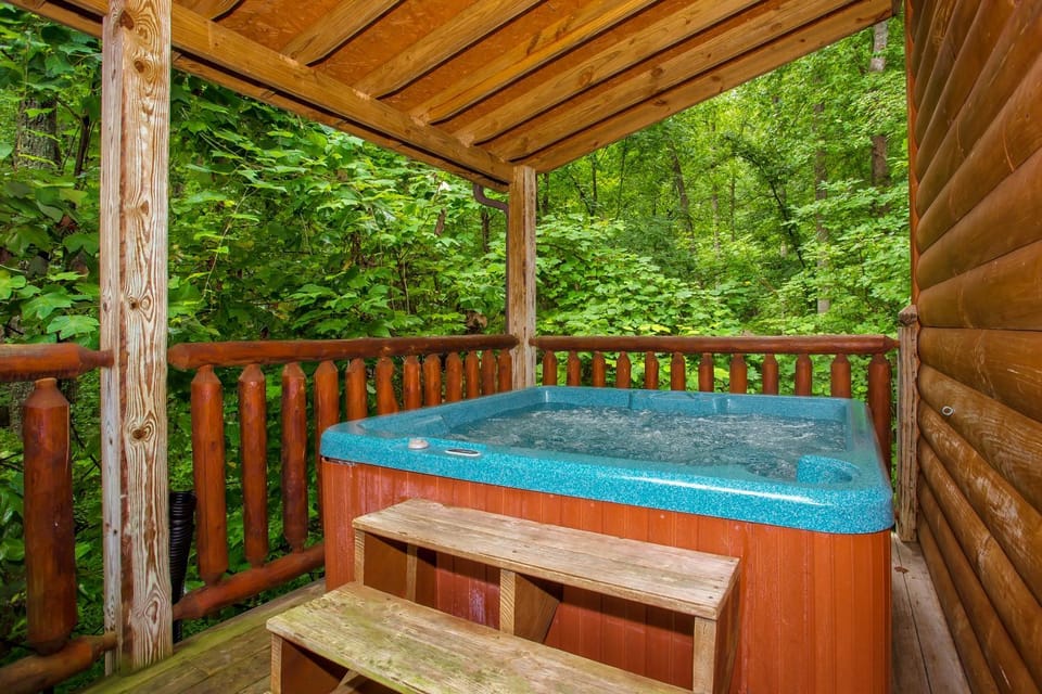 Suite Sensations, Hot Tub, Pool table, 560 FREE tickets each paid day Chalet in Pigeon Forge