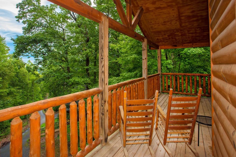 Suite Sensations, Hot Tub, Pool table, 560 FREE tickets each paid day Chalet in Pigeon Forge