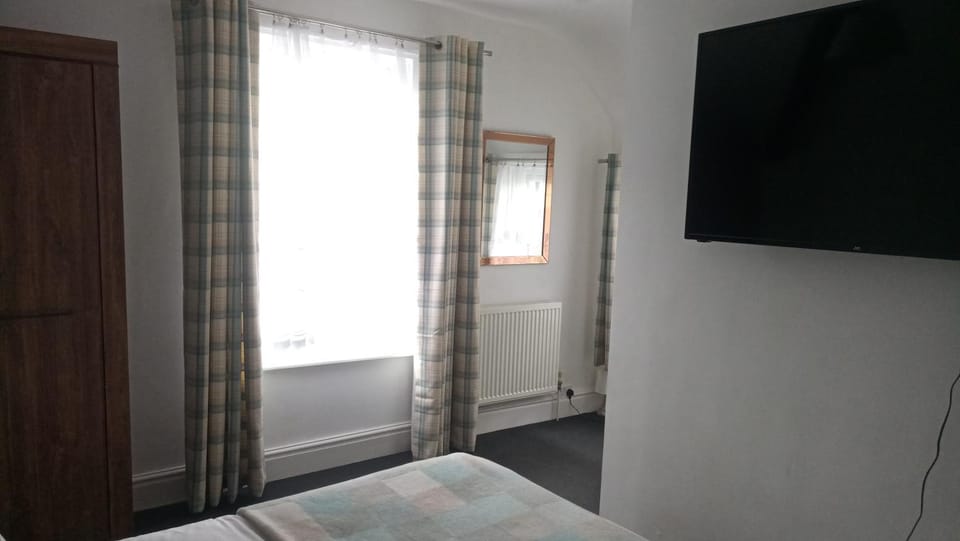 Bed, TV and multimedia, Bedroom