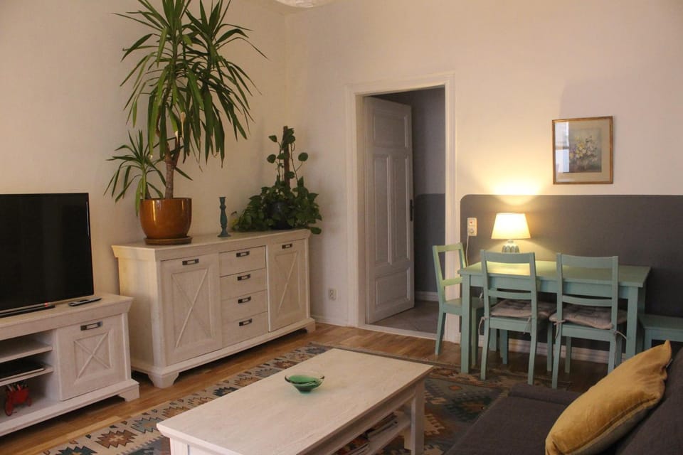Communal lounge/ TV room, TV and multimedia, Living room, Dining area, Evening entertainment