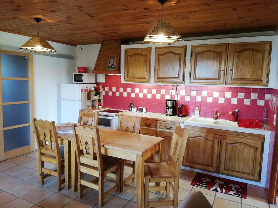 Kitchen or kitchenette, Dining area