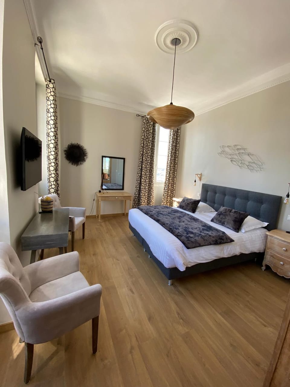 Bed, TV and multimedia, Photo of the whole room, Bedroom