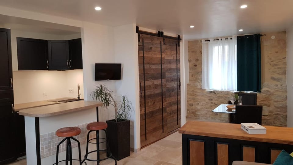 Dining area, kitchen