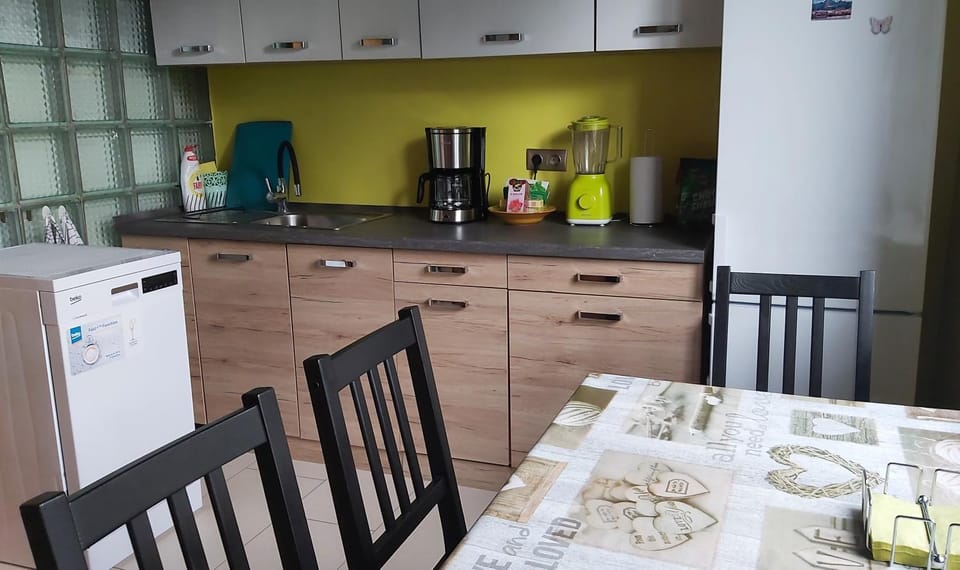 Coffee/tea facilities, Kitchen or kitchenette, dishwasher, kitchen