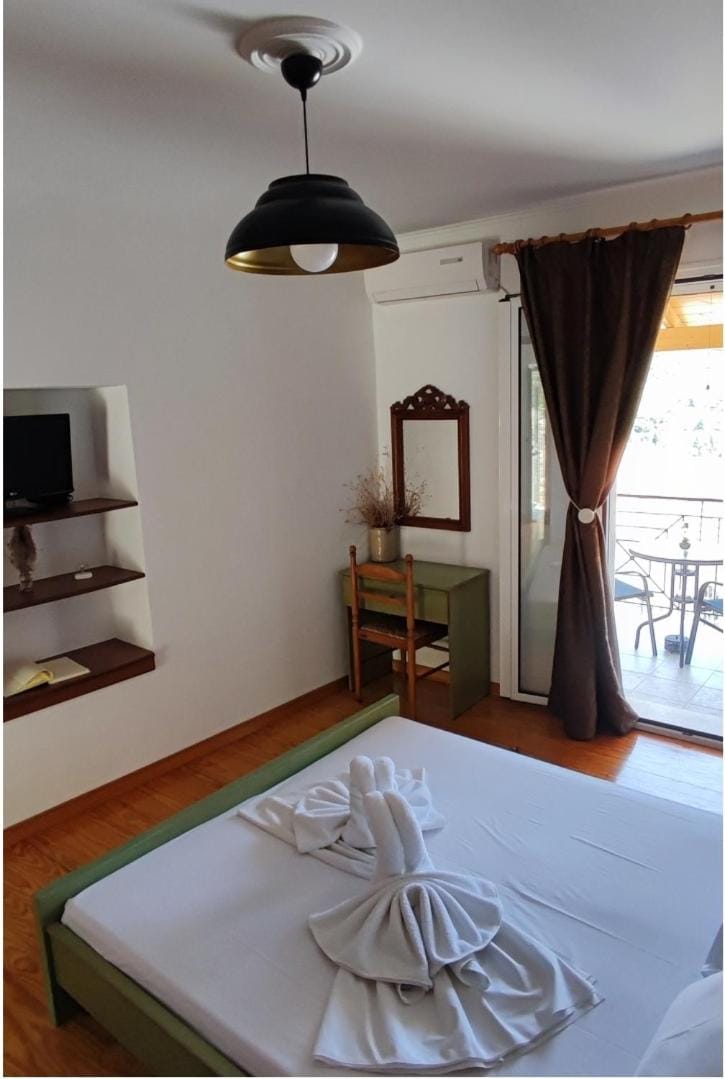 Bed, TV and multimedia, Photo of the whole room, Bedroom, towels
