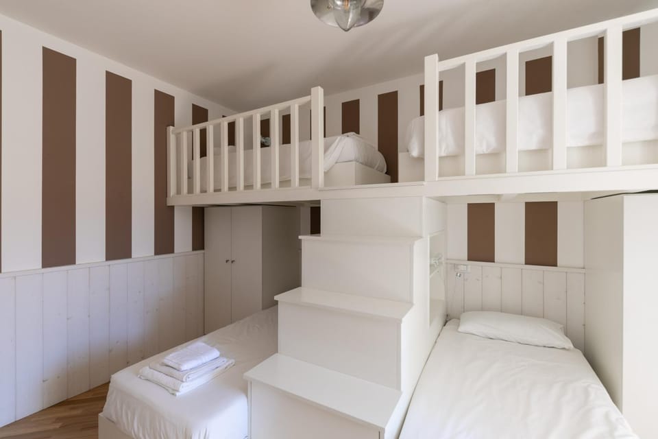 Bedroom, bunk bed