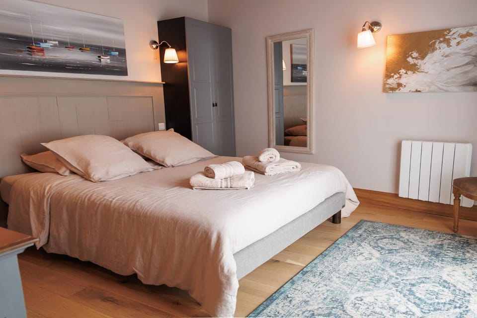 Bed, Photo of the whole room, Bedroom, towels