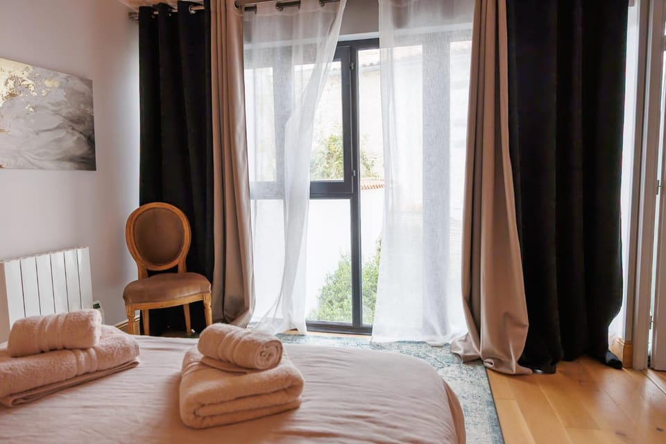 Photo of the whole room, Bedroom, towels