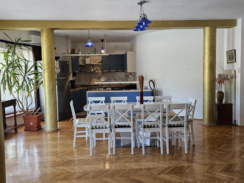Kitchen or kitchenette, Living room, Dining area