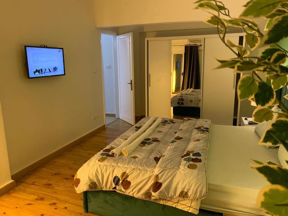 Bed, TV and multimedia, Bedroom