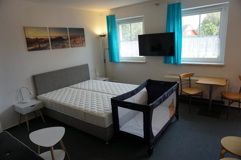 TV and multimedia, Living room, Seating area, Bedroom, cot