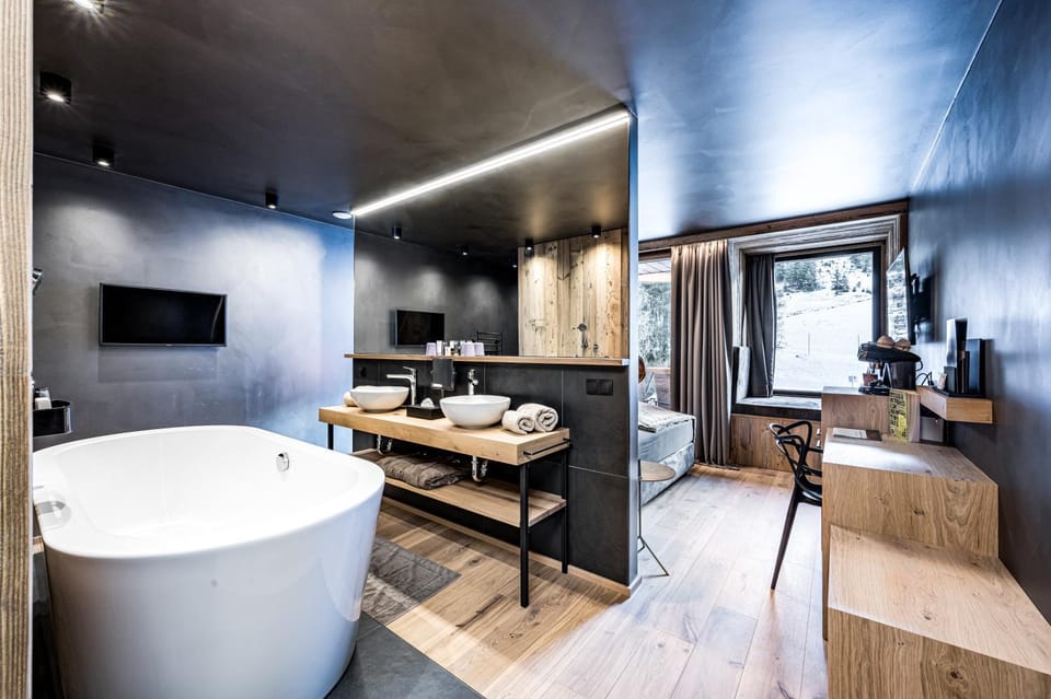 Photo of the whole room, Bedroom, Bath