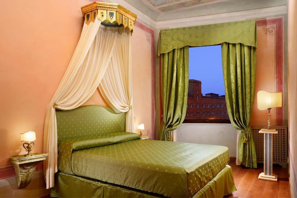 Bed, View (from property/room), Photo of the whole room, City view, Landmark view