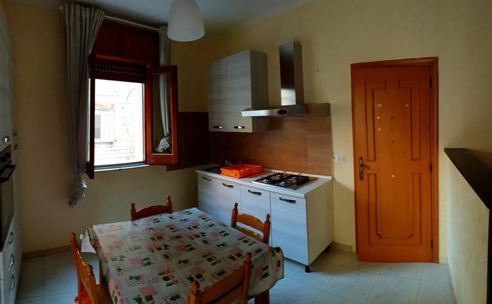 Kitchen or kitchenette, Seating area, Dining area