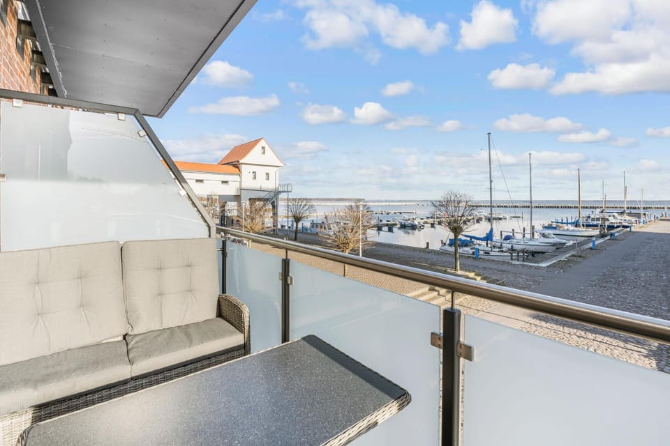View (from property/room), Balcony/Terrace, Seating area, Lake view