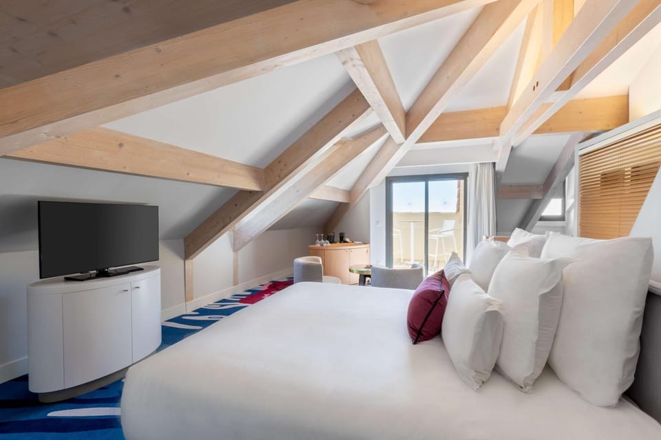 Bed, Day, TV and multimedia, Photo of the whole room, Bedroom