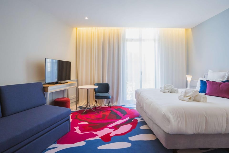 Bed, TV and multimedia, Photo of the whole room, Bedroom