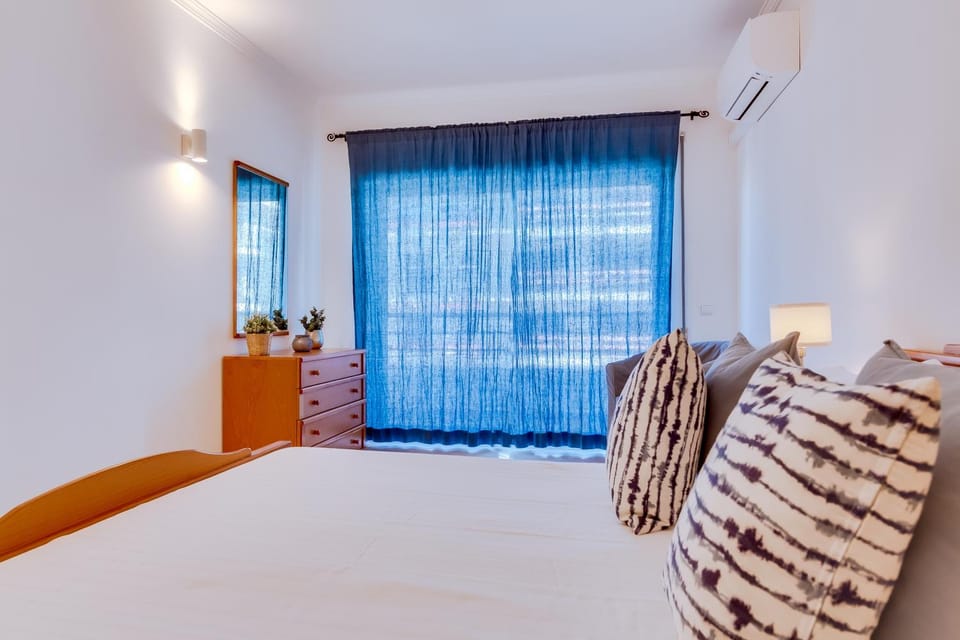 Bed, air conditioner