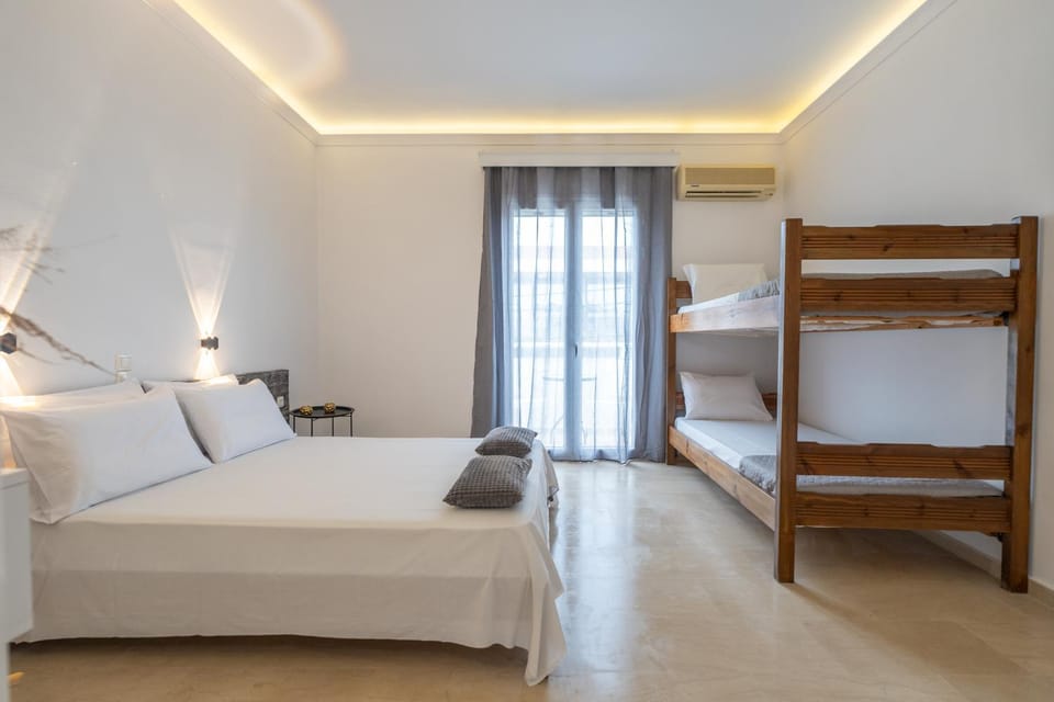 Bed, Photo of the whole room, Bedroom, bunk bed, heating, locker, towels