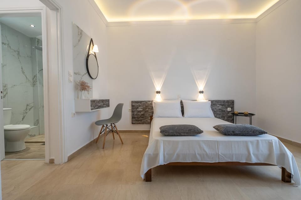Toilet, Bed, Bathroom, Photo of the whole room, Bedroom, hair dryier, towels