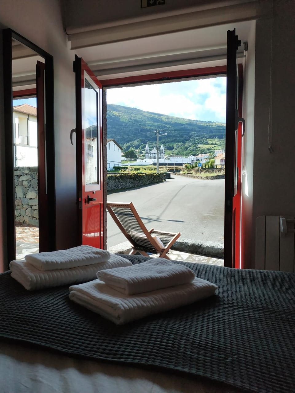 Bedroom, Mountain view