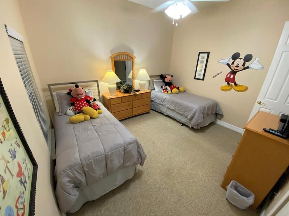 Luxury South Facing Pool Hot Tub Pool Table Air Hockey Gym BBQ 2 Miles to Disney House in Four Corners