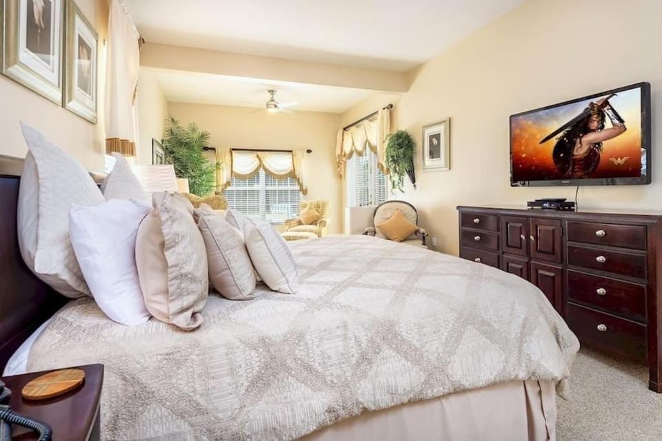 Luxury South Facing Pool Hot Tub Pool Table Air Hockey Gym BBQ 2 Miles to Disney House in Four Corners