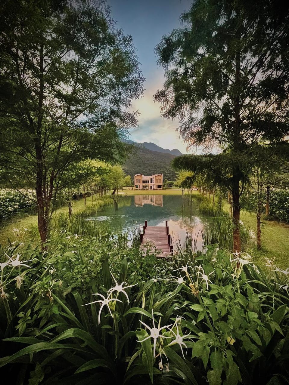 Property building, Nearby landmark, Natural landscape, Garden, Garden view, Lake view, Mountain view