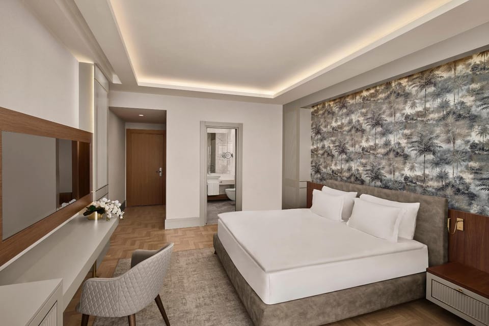 Shower, Toilet, People, TV and multimedia, Coffee/tea facilities, Photo of the whole room, Family, minibar, safe