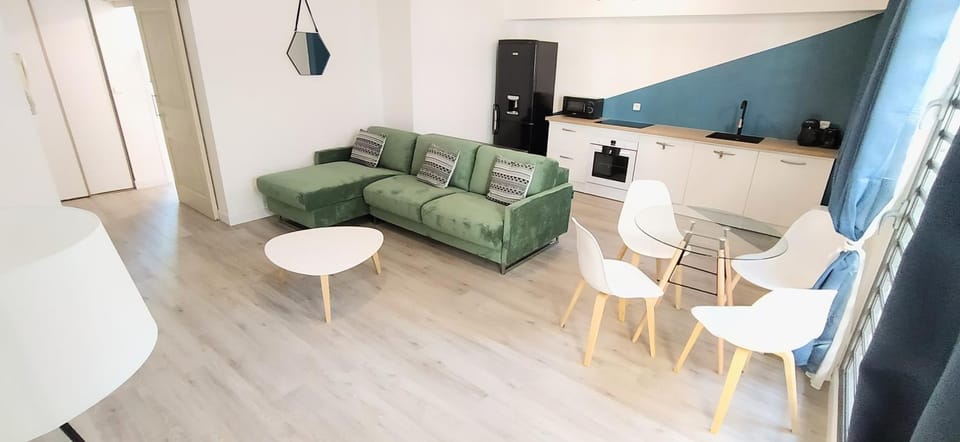 Kitchen or kitchenette, Living room, Seating area, Dining area
