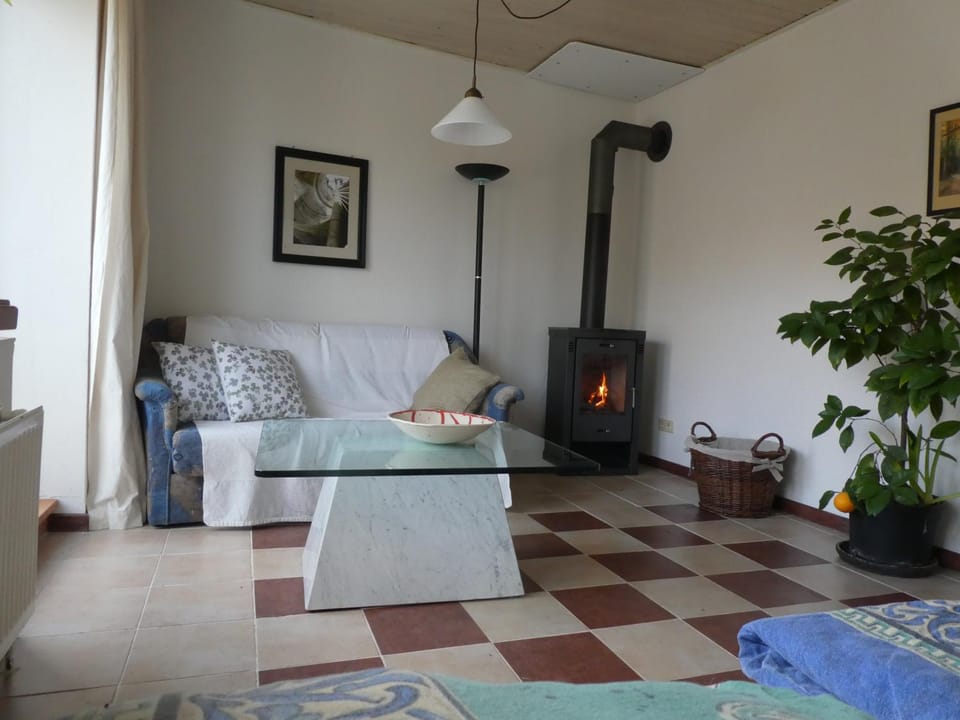 Bed, Garden, Balcony/Terrace, Living room, Photo of the whole room, Decorative detail, Seating area, Bedroom, Garden view, River view
