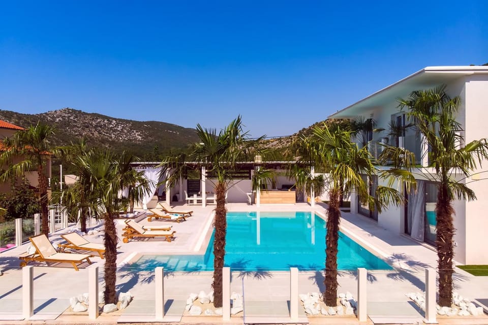 Property building, BBQ facilities, Children play ground, Garden, Balcony/Terrace, Seating area, Dining area, Mountain view, Swimming pool, air conditioner