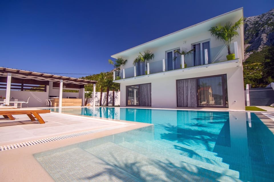 Property building, BBQ facilities, Children play ground, Garden, Balcony/Terrace, Seating area, Dining area, Mountain view, Swimming pool, air conditioner
