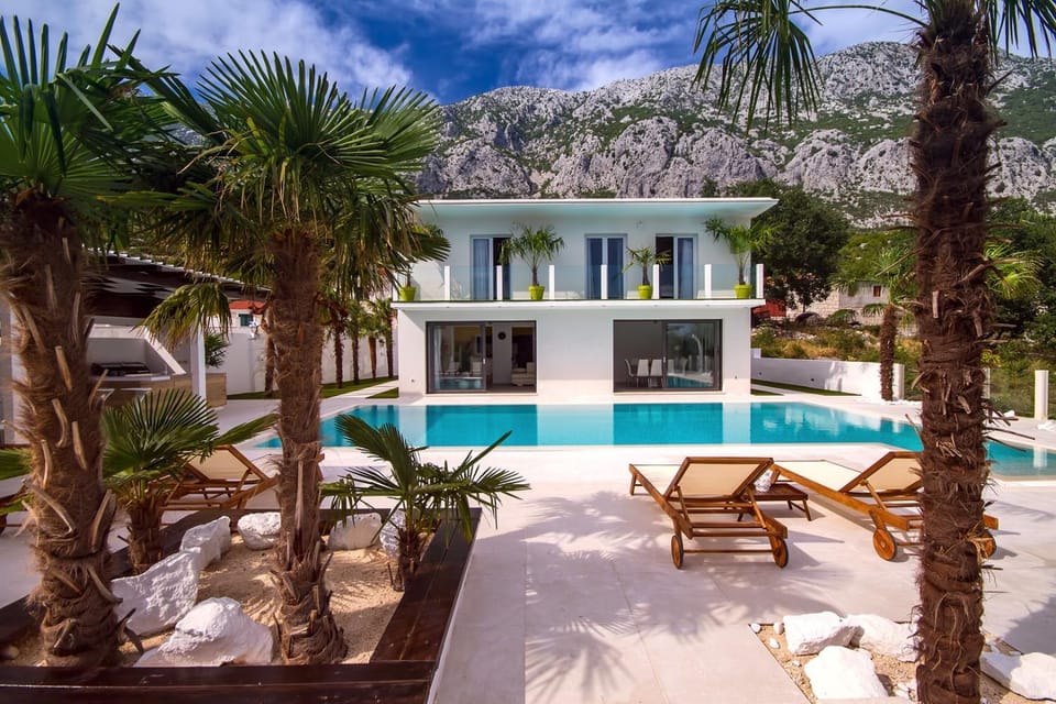 Property building, BBQ facilities, Children play ground, Garden, Balcony/Terrace, Kitchen or kitchenette, Seating area, Dining area, Mountain view, Swimming pool, air conditioner