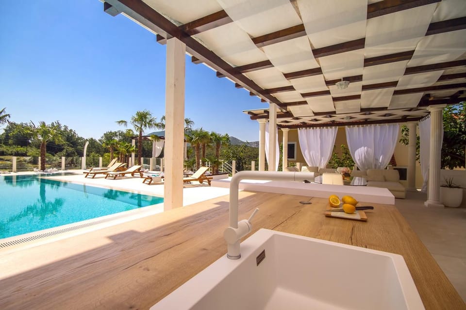 BBQ facilities, Balcony/Terrace, Kitchen or kitchenette, Dining area, Mountain view, Swimming pool