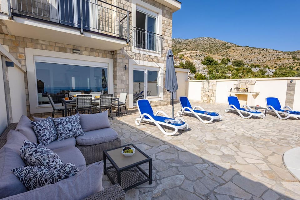 Property building, Patio, Day, Balcony/Terrace, Seating area, Mountain view, sunbed
