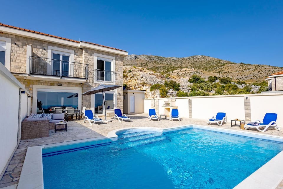 Property building, Patio, Day, BBQ facilities, Seating area, Dining area, Mountain view, Pool view, Swimming pool, sunbed
